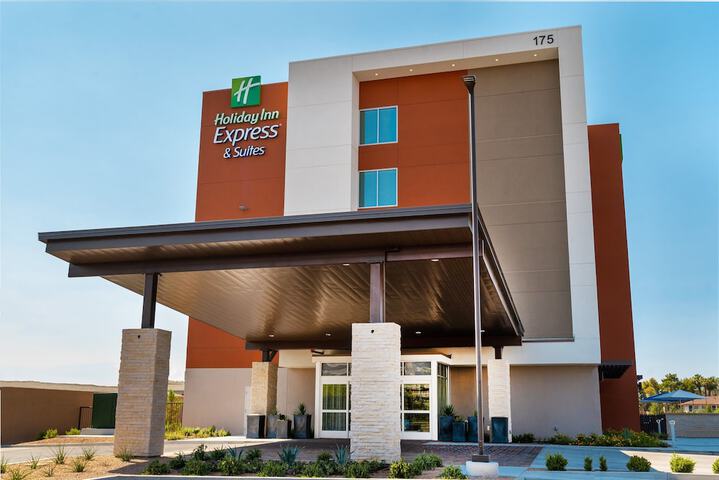 Exterior of a Holiday Inn Express & Suites with a covered entrance.
